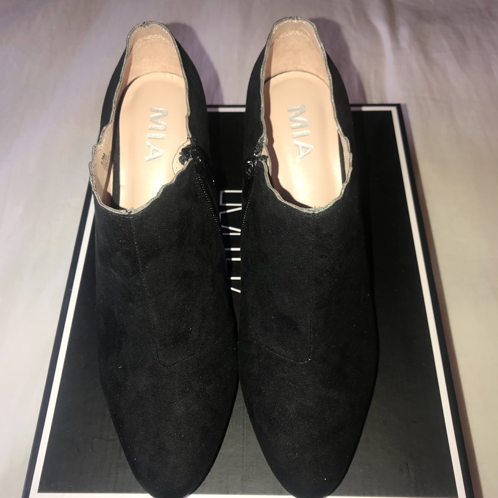 MIA Harlequin Black Nova Suede Booties Size 6.5